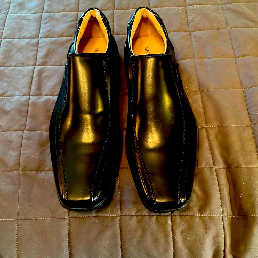 Merona black slip-on shoes Size 9.5 leather upper Rubber soles